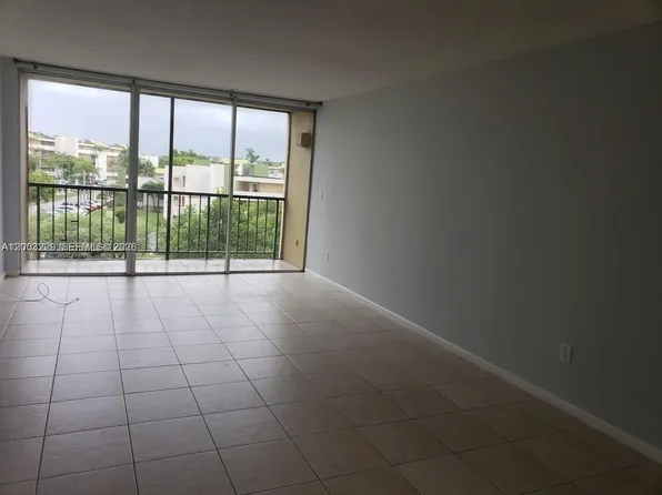 8840 Fontainebleau Blvd APT 402, Miami, FL 33172