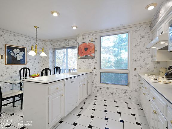 3rd image of 21 Powell Dr