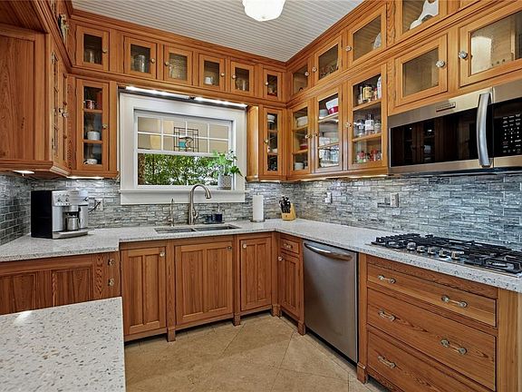 4th image of 720 Ne Blvd