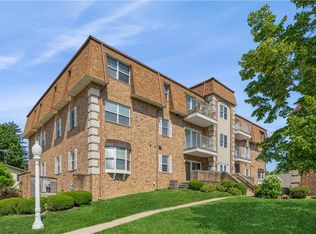 516 Lincoln St APT 203, Pella, IA 50219