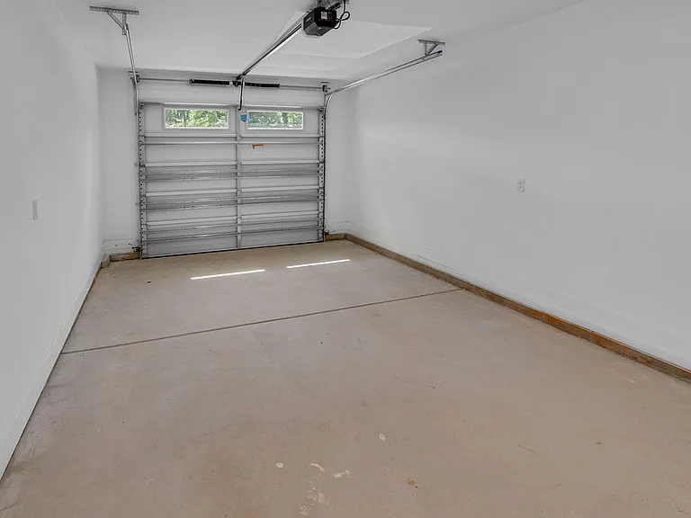 402 Roberts Aly — Photo 7