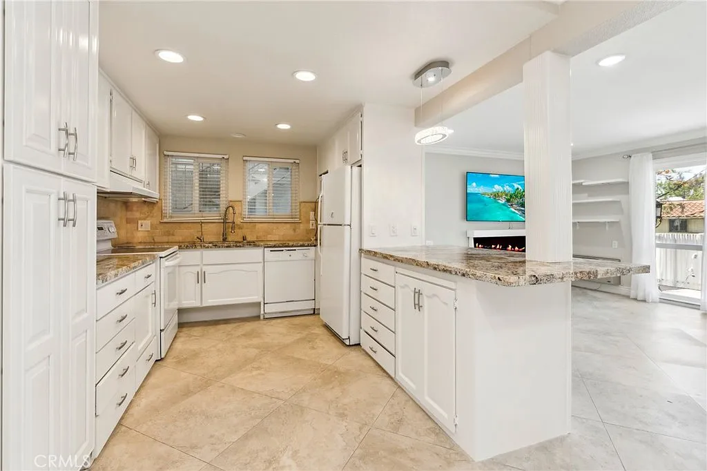2 bed, 1009 sqft, $2,990 — Photo 4