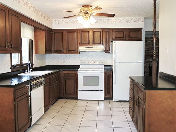 3rd image of 371 Charles St