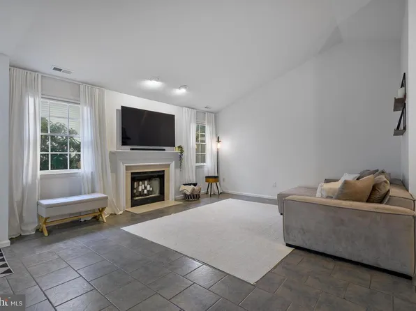 102 Stoneham Dr, Glassboro, NJ 08028