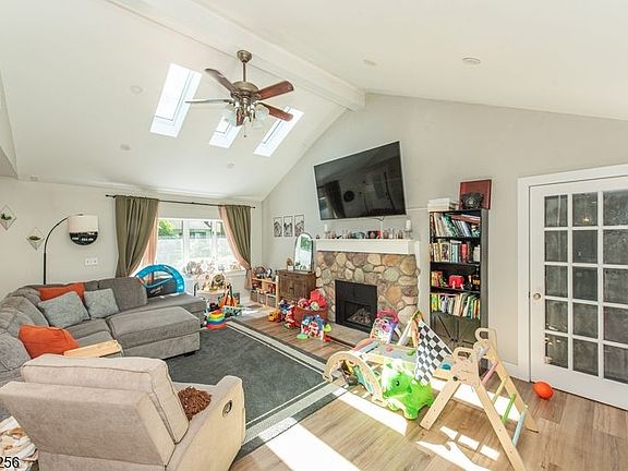 4th image of 40 Hancock Dr