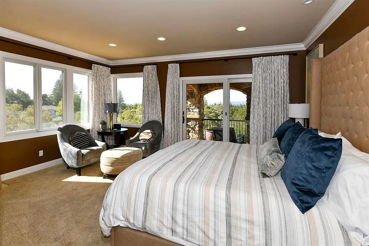 4 bed, 3.5 bath, 4345 sqft, $9,200 — Photo 3