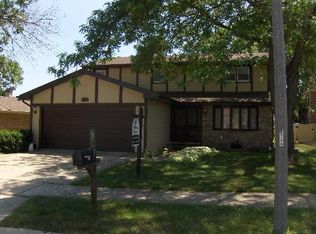 928 Dearborn Cir, Carol Stream, IL 60188