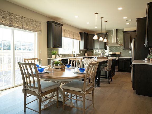 Breckenridge Grande Traditional Kitchen-nook