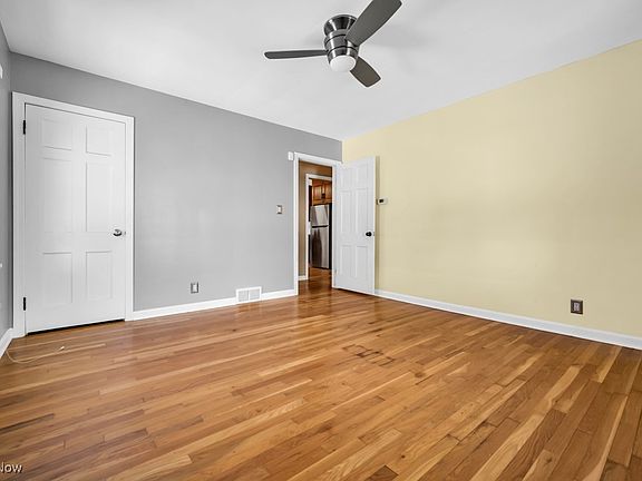 4th image of 323 Harcourt Dr
