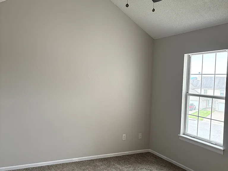 1282 NW Phelps Ct — Photo 6