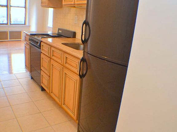 3rd image of 211 W 53rd St APT 3B