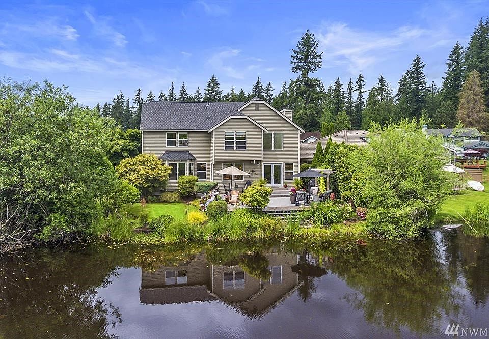 It's the perfect oasis - you'd never know was there. A pristine cul-de-sac home in the Lake Wilderness Golf Course community.