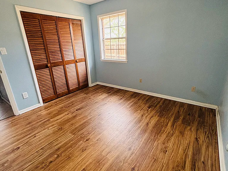 401 E Harriet St — Photo 17