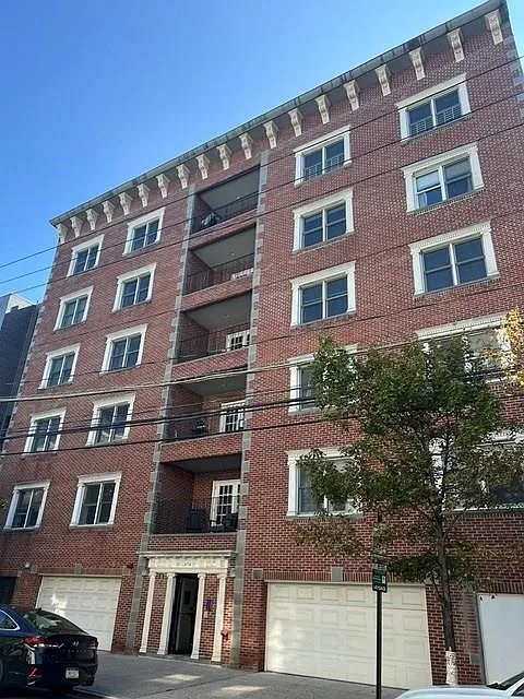 1031 Clinton St #5C