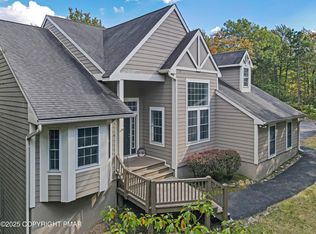 628 Pinecrest Dr, Long Pond, PA 18334