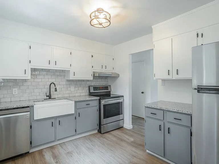 1364 Meadowood Dr — Photo 3