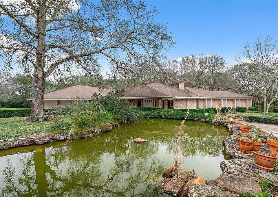 1st image of 4 Meadow Way Cir