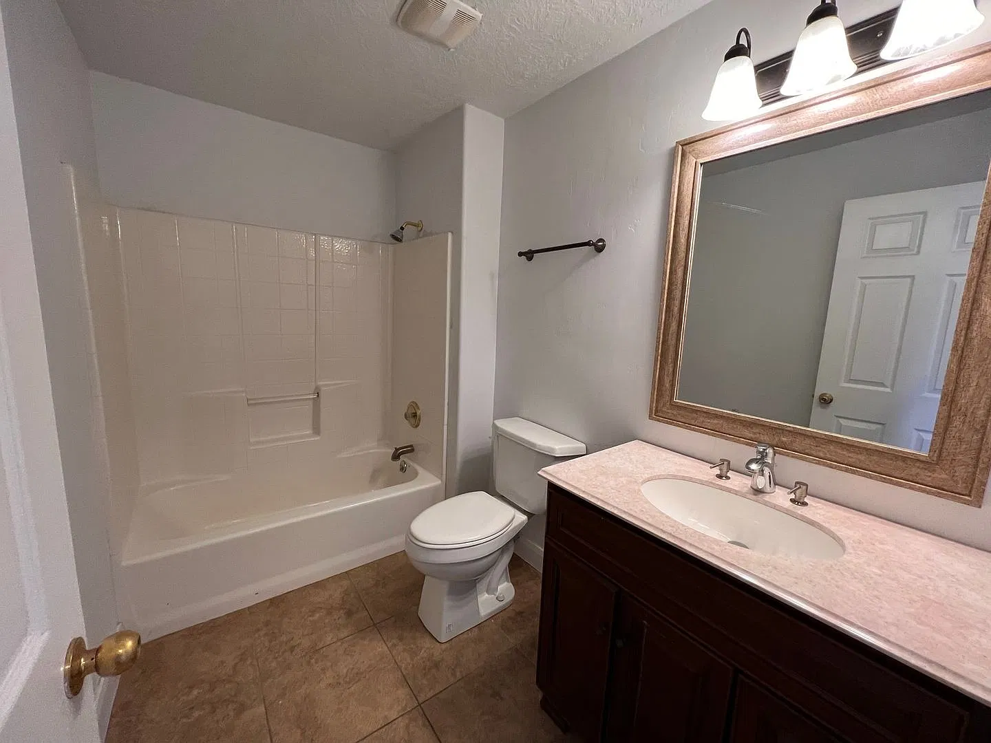 3 bed 2 bath apartment in Hildale — Photo 2