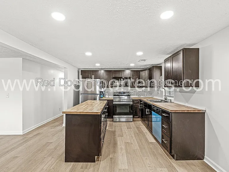 1037 W 30th St — Photo 10