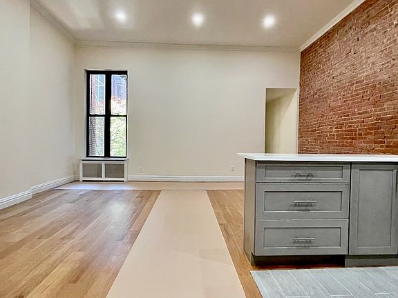 3rd image of 32 W 75th St #1R