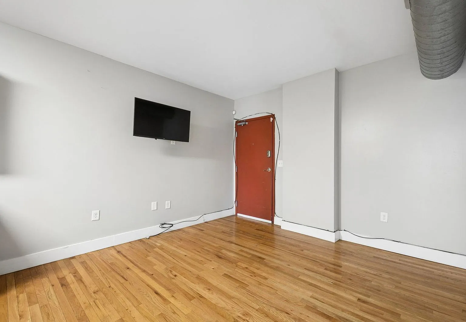 3 bed, 1.0 bath, $1,325 — Photo 2