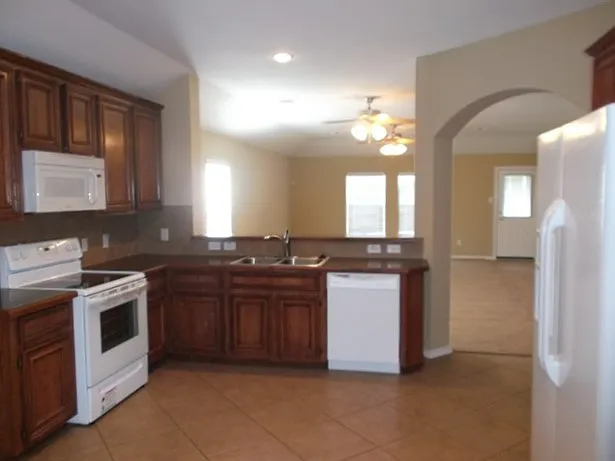 3 bed, 2.0 bath, 1769 sqft, $2,090 — Photo 2