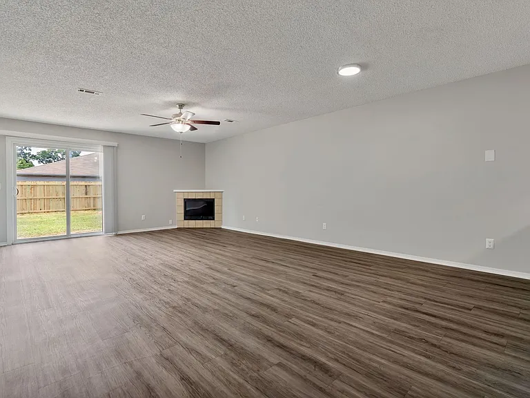1665 N Boxley Ave — Photo 3
