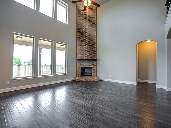 5th image of 140 Darian Dr