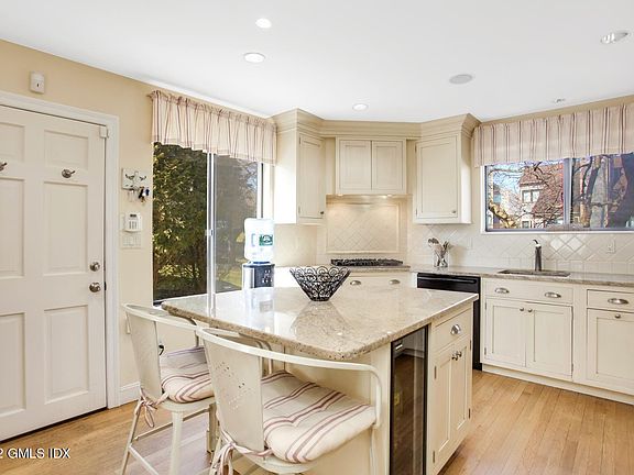 307 W Lyon Farm Dr Greenwich-large-014-0