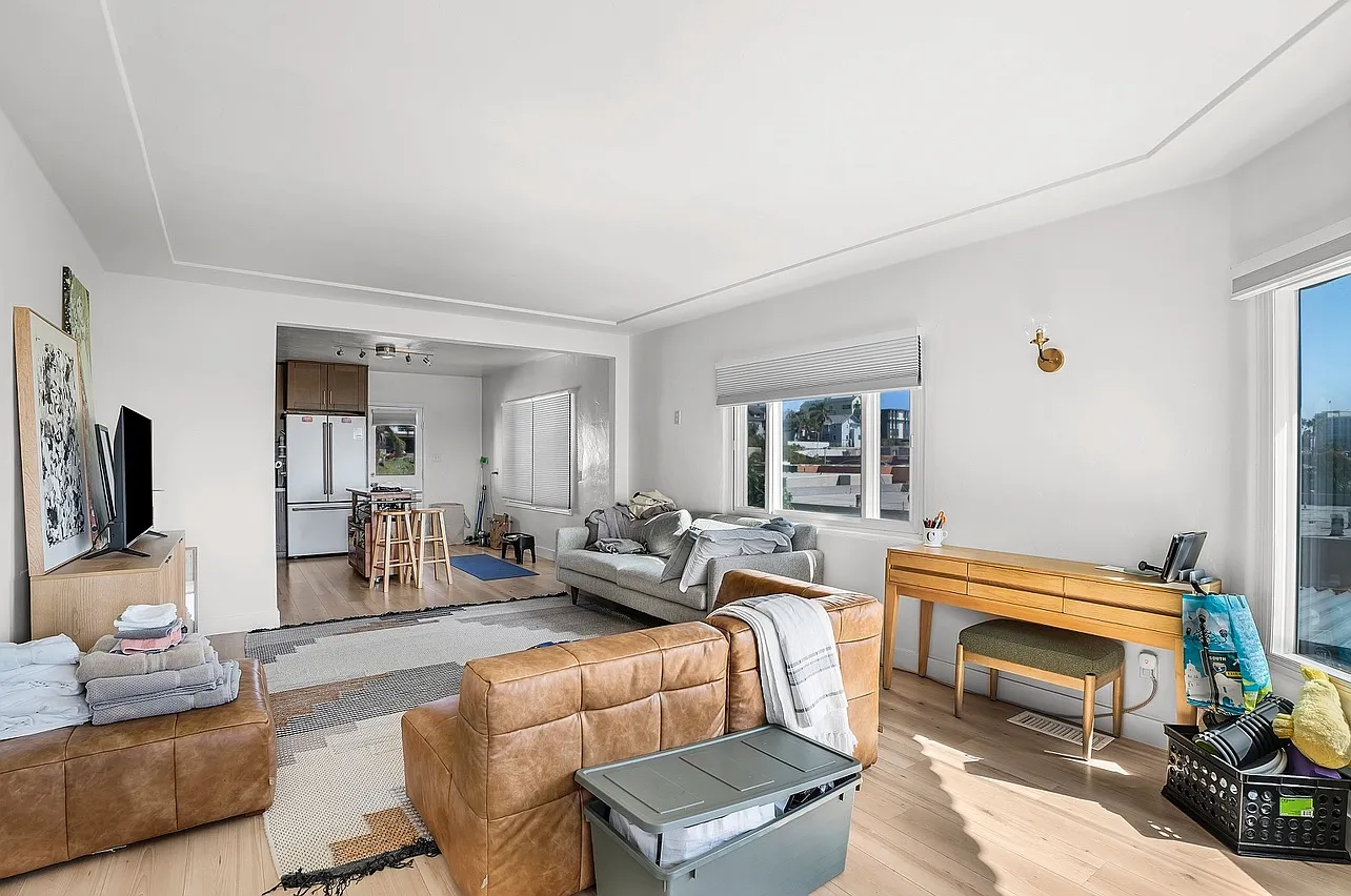 2565 Columbia St — Photo 3
