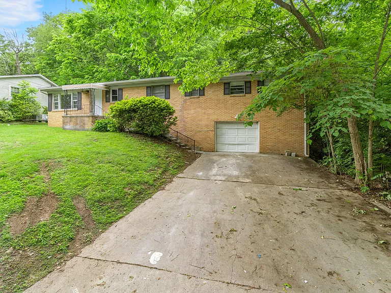 841 Farragut Ave — Photo 23