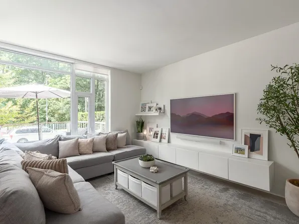 680 Seylynn Cres #105, North Vancouver, BC V7J 0B5