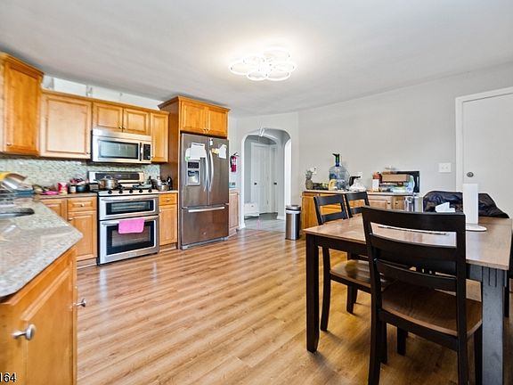 5th image of 154 Orchard St