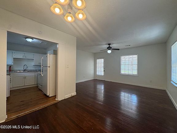 5th image of 232 Mitchell Ave