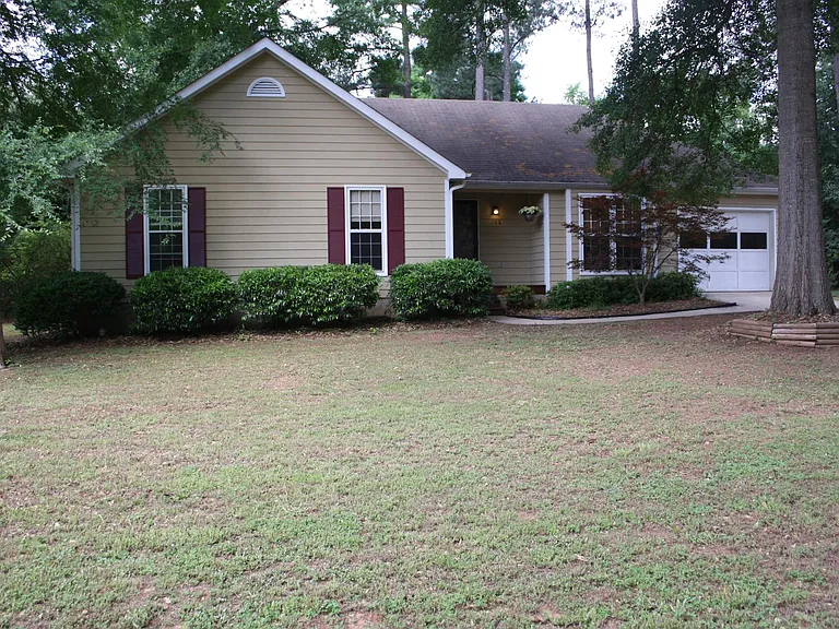 152 Stonybrook Dr — Photo 2