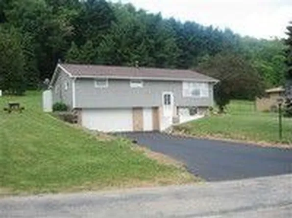 1114 Dawn Dr NE, New Philadelphia, OH 44663