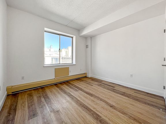 4th image of 304 W 117th St Front 3W