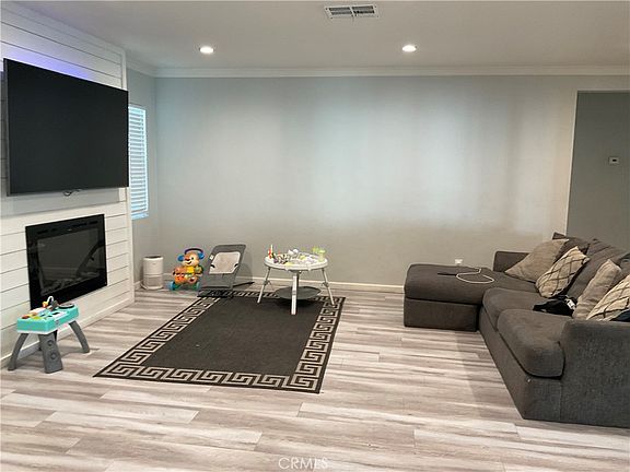 3rd image of 114 S Acacia Ave