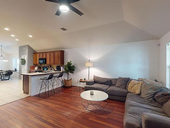 3rd image of 4841 Carrotwood Dr