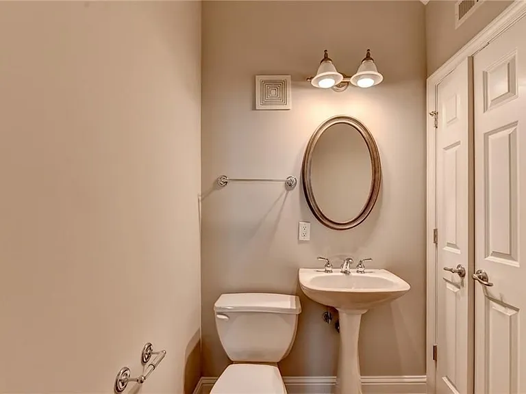 813 Clifton Heights Ln — Photo 21