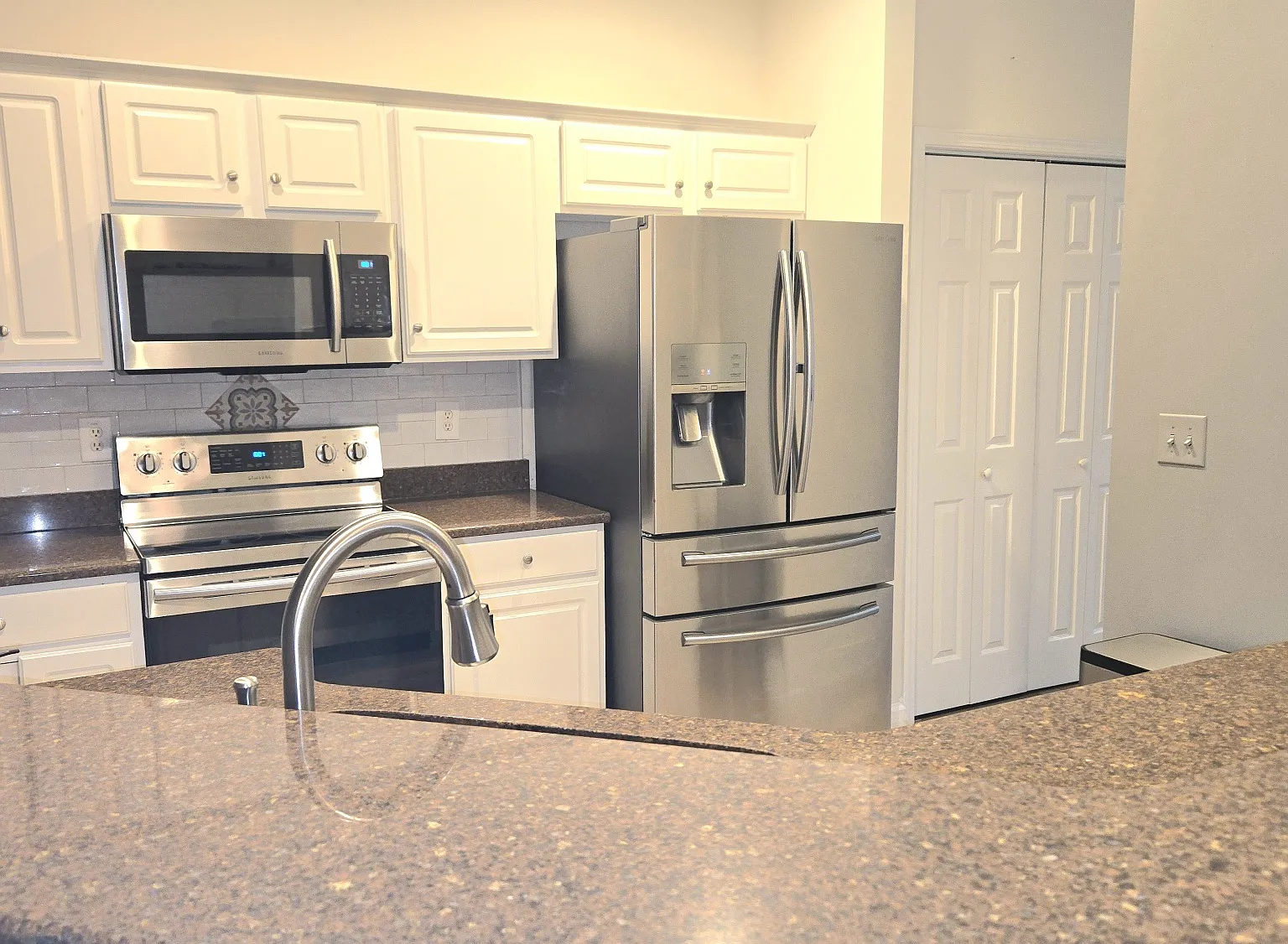 3 bed, 2.5 bath, 1696 sqft, $2,100 — Photo 3