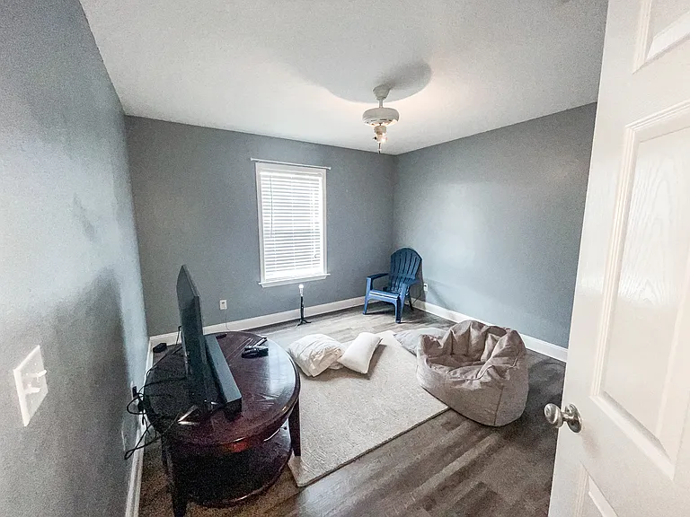 613 Waverly Ln — Photo 6