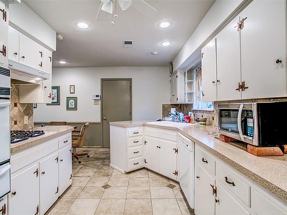 4th image of 9641 Lynbrook Dr
