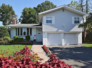 26 Schulz St, Westbury, NY 11590