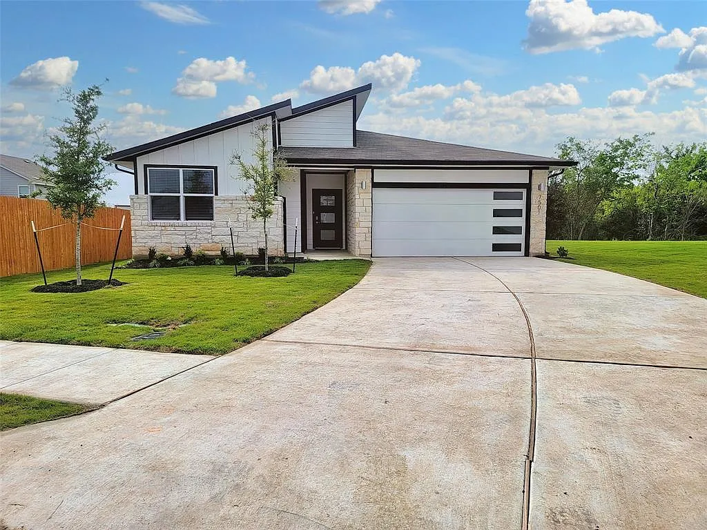 4 bed, 2.0 bath, 2125 sqft, $2,585 — Photo 2