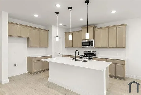 5 bed, 2837 sqft, $3,500 — Photo 3