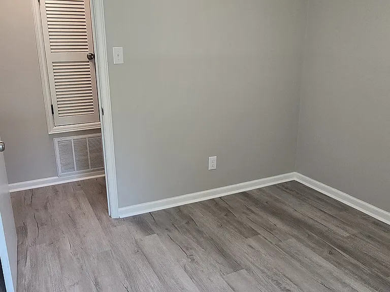 6405 Waverly Dr N — Photo 10