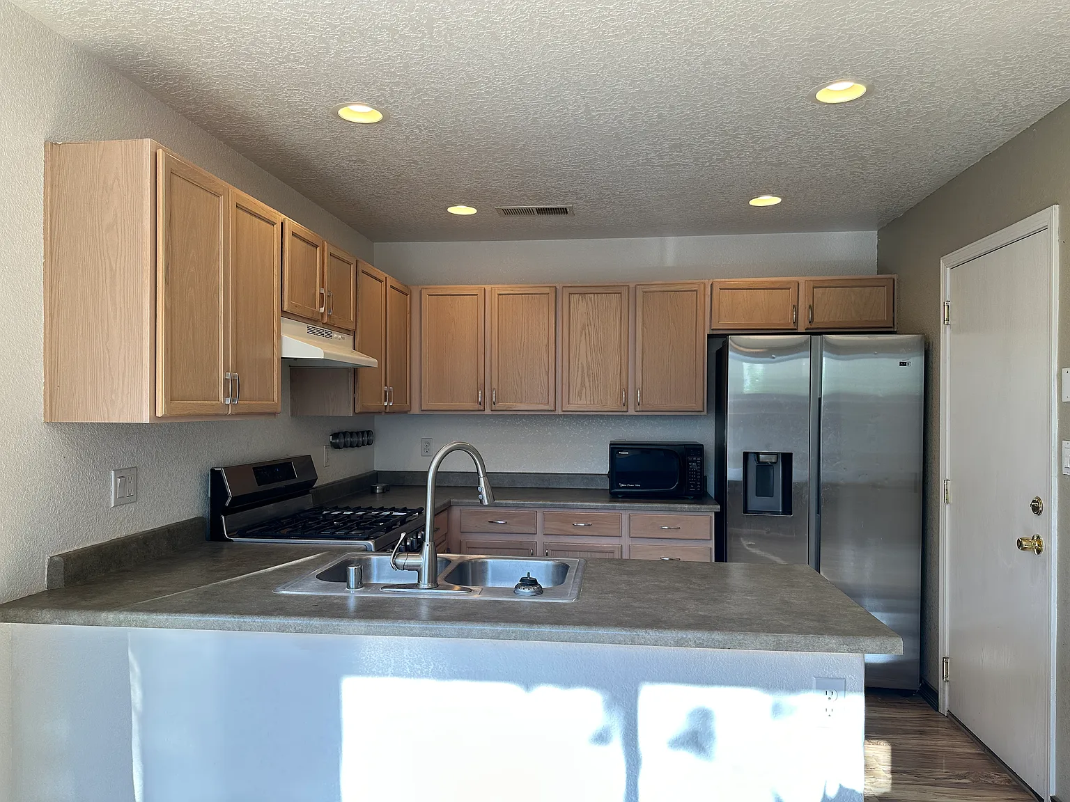 3 bed, 1715 sqft, $2,200 — Photo 4