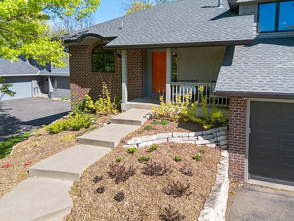3rd image of 300 Dearborn Ct