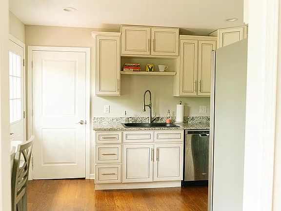 4th image of 15 Woodstock Ln #A